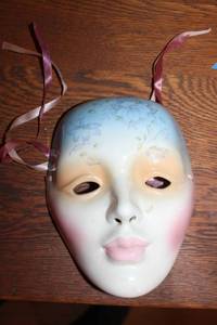 lot 85 image: Decorative Vintage Porcelain Mask by Lorrie, N.O. La - 1985