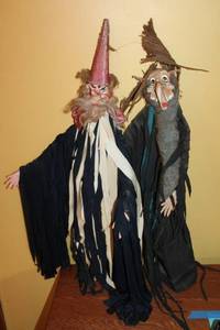 lot 89 image: Vintage Collectible Wizard and Witch Dolls - Decorative Figures