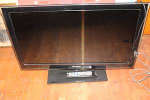 lot 92 image: Samsung 32 LCD Television Model LN32D550K1F with Remote Control