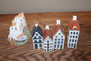 lot 127 image: Collection of 4 Vintage Ceramic Houses - Blue Delft Design