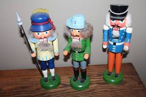 lot 131 image: Set of 3 Vintage Wooden Nutcrackers - Handcrafted Collectibles