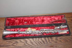 lot 138 image: Vintage Silver Plated Clarinet with Original Case - Model 283134