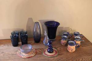 lot 182 image: Set of 6 Hand-Painted Mugs, 2 Art Glass Vases and Decorative Bowl