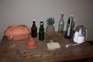 lot 205 image: Assortment of Kitchen and Bar Items - Includes Cuisinart Food Chopper