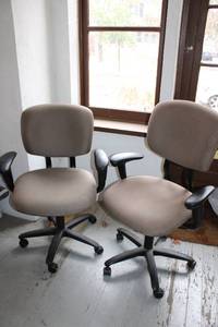 lot 267 image: Pair of Used Office Chairs - Ergonomic Design with Casters