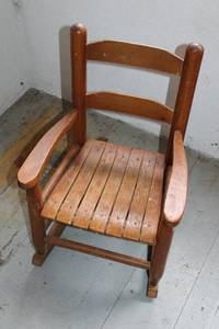 lot 270 image: Vintage Wooden Rocking Chair - Classic Design