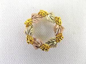 lot 116 image: 10K Black Hills Gold Wreath Brooch