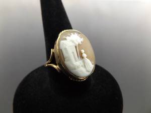 lot 117 image: 18K Yellow Gold Carved Cameo Ring Size 6.5