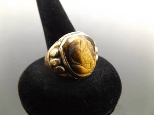lot 125 image: 10K Yellow Gold Tigers Eye Carved Cameo Ring Size 9.5
