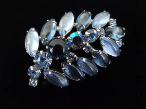lot 148 image: Vintage WEISS Rhinestone Flower Brooch