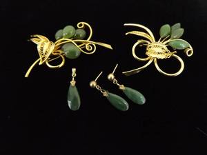 lot 147 image: Vintage Jade Leaf, Filigree, Vermeil Fashion Jewelry 5 Piece Brooch, Earring, Pendant Set