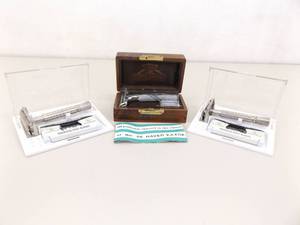 lot 62 image: Lot of 3 Vintage CLEAN Gillette etc. Razors In Original Cases