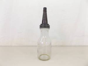 lot 89 image: Vintage The Master One Quart Motor Oil Glass Pour wCap in PERFECT Condition