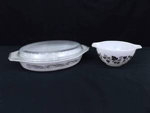 lot 95 image: 2 Rarer Black Pyrex Divided Dish and Mixing Bowl
