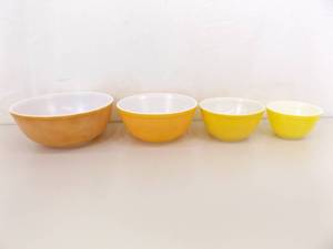 lot 96 image: Set of 4 Pyrex Mixing Bowls