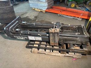 lot 5 image: Nissan Forklift Mast (3 Stage)