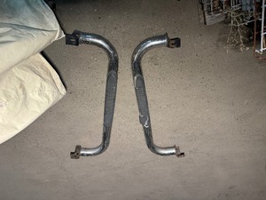 lot 8 image: Nerf Bars for Smaller SUV  46 Long