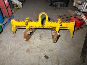lot 10 image: Large coil lifter