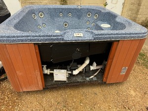 lot 4 image: Cal Spa Hot Tub