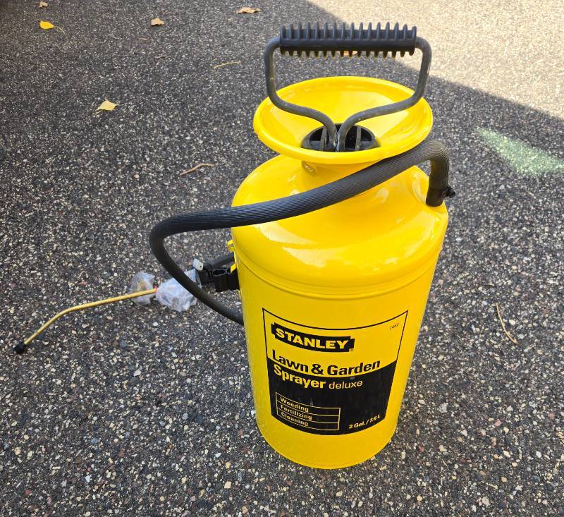 Stanley Lawn & Garden Deluxe Sprayer - 2 Gallon / 7.6 Liters for