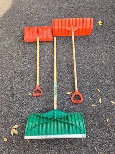 lot 63 image: Set of 3 Heavy-Duty Snow Shovels - Green and Red