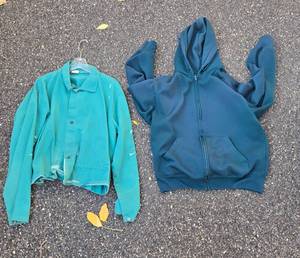 lot 68 image: Lot of 2 Used Jackets Green Cropped Cotton Jacket and Blue Hooded Sweatshirt