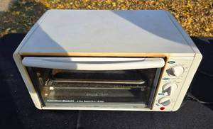 lot 107 image: Hamilton Beach 4-Slice Toaster Oven Broiler