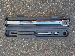 lot 547 image: 12 Inch Drive Micro Torque Wrench Kit - 150 Ft-Lb, Includes Accessories