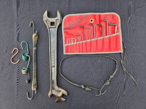 lot 583 image: Snap-on C-112B Hex Key Set with Accessories - Includes 2 Hooks and a Wrench