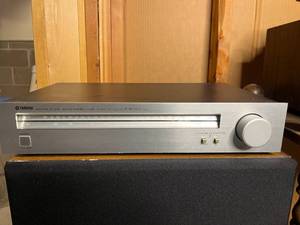 lot 351 image: Yamaha T-460 Natural Sound AMFM Stereo Tuner - Silver