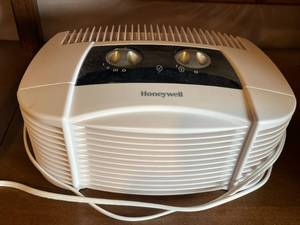 lot 401 image: Honeywell 16200 HEPA-Type Tabletop Air Purifier - Used