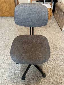 lot 404 image: Adjustable Office Chair - Gray Upholstery