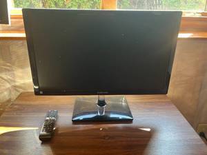 lot 405 image: Samsung 24-Inch HD LED TV with Remote Control