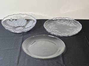 lot 208 image: Set of 3 Glass Serving Plates and Bowls - Floral Design