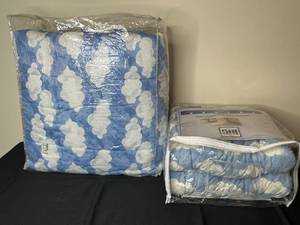 lot 230 image: Set of 2 Packaged Blue Cloud Print Comforters