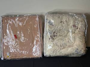 lot 231 image: Set of 2 Packaged Bed Comforters - Floral Design & Solid Color