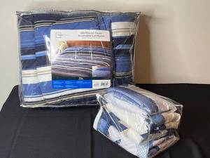 lot 247 image: King Size 180 Thread Count Reversible Comforter Set - Mainstays