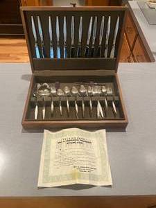 lot 433 image: Wm. Rogers Premier Stainless Flatware Set - 42 Pieces