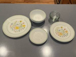 lot 434 image: Set of 6 Vintage Floral Dinner Plates and Bowls