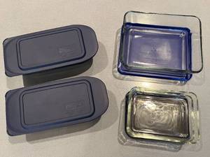 lot 440 image: Set of 4 Pyrex Glass Storage Containers with Blue Lids