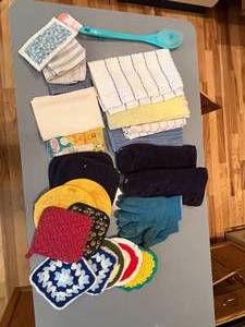 lot 445 image: Assortment of Kitchen Towels, Dish Cloths, and Pot Holders