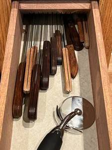 lot 446 image: Assortment of Kitchen Utensils - 12 Piece Set Including Pizza Cutter