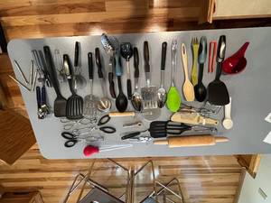 lot 447 image: Fill Your Kitchen Crock w This Large Lot of Kitchen Utensils Inc Spatulas, Spoons, Slicers, Tongs & Much More