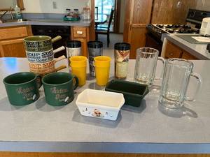 lot 452 image: Group of 11 Vintage Kitchen Items - Soup Mugs, Glasses, and Serveware