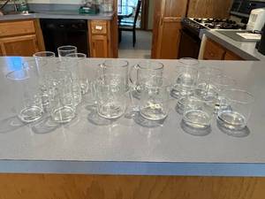 lot 454 image: Group of 18 Glass Tumblers and Mugs - Assorted Designs