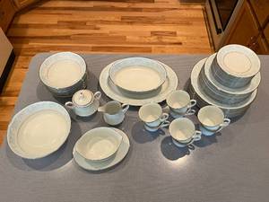 lot 464 image: Beautiful Kenmark Fine China Wisteria Made in Japan