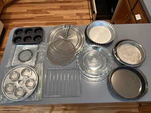 lot 466 image: Excellent Condition - Variety of Baking Dishes, Poached Egg Dish and More