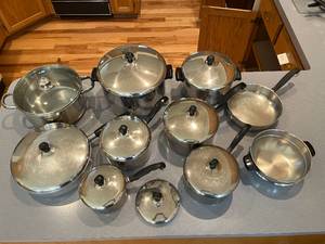 lot 467 image: Large Lot of Farberware Pots and Pans in Excellent Condition