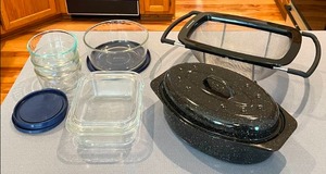 lot 470 image: Set of Pyrex Glass Storage Containers with Lids and Black Roasting Pan