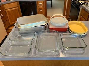lot 471 image: Baking dishes and food storage containers
